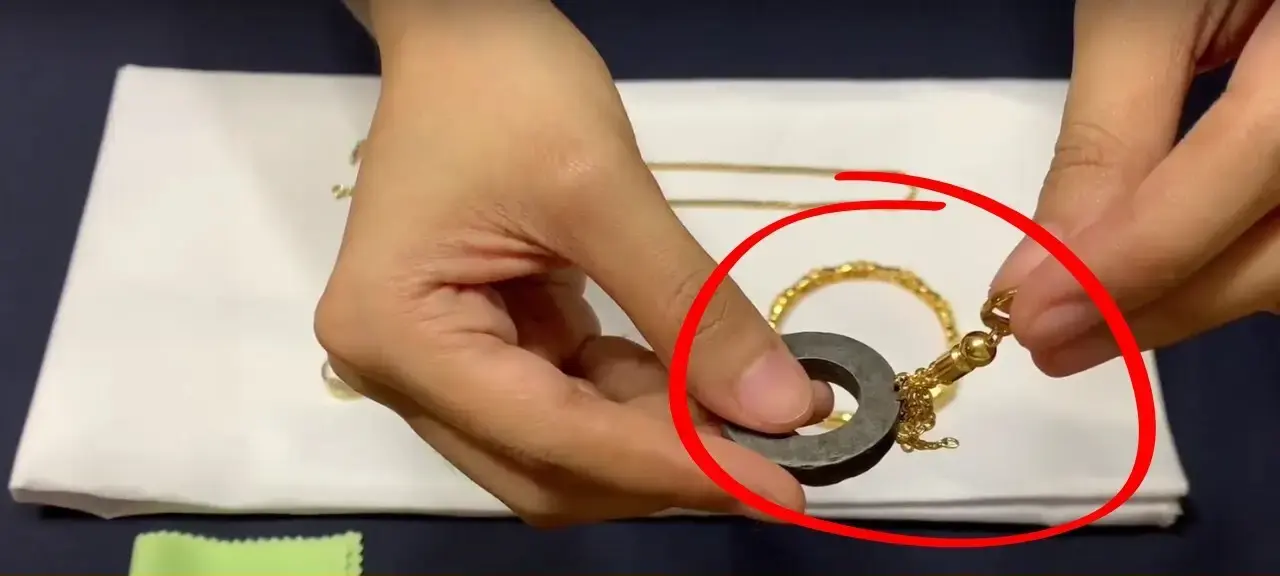 Gold testing with magnet